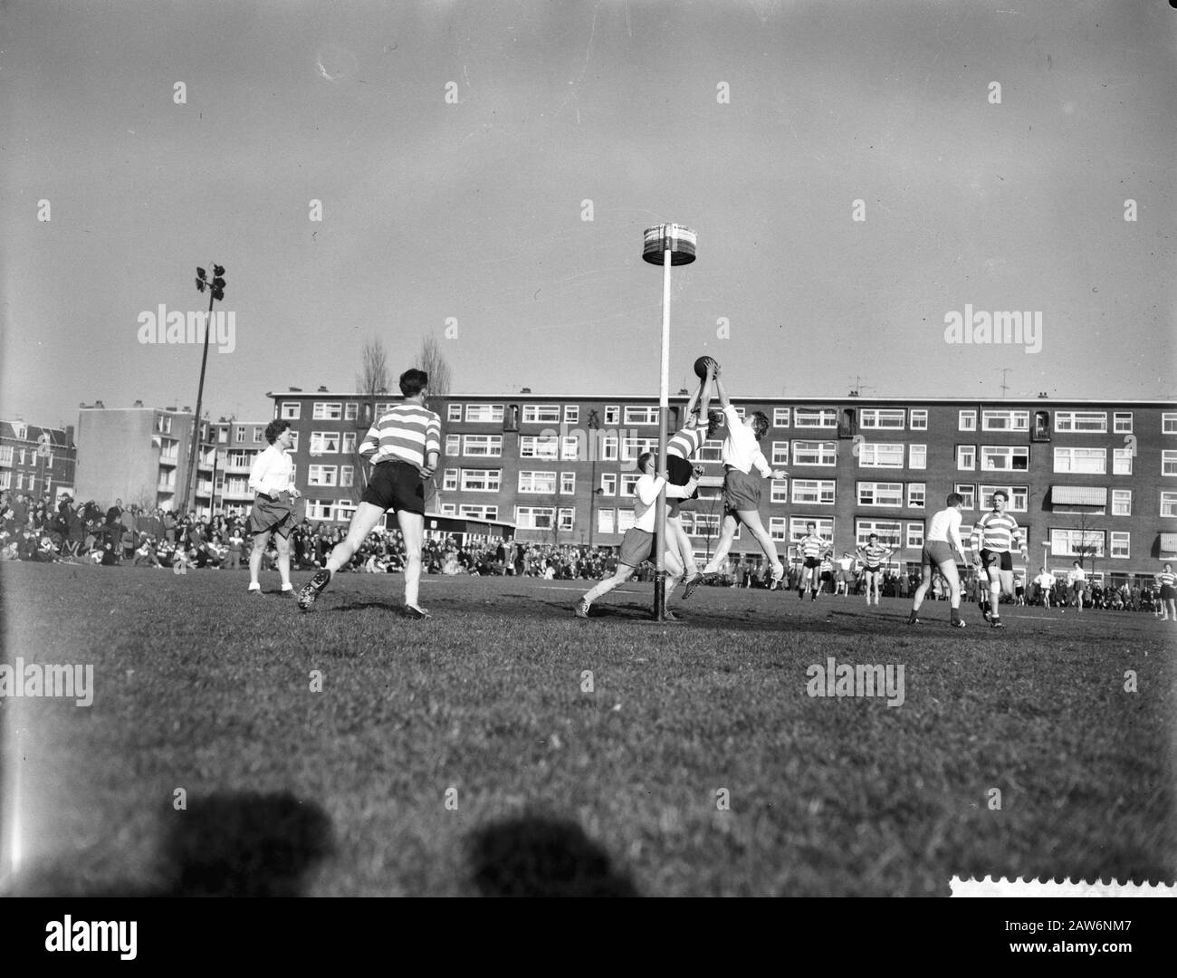 Korfball Blue-White contro Westerkwartier 6-7 attacco di Blue-White Data: 6 marzo 1960 Parole Chiave: Basket, attacchi Institution Name: Blue-White Foto Stock
