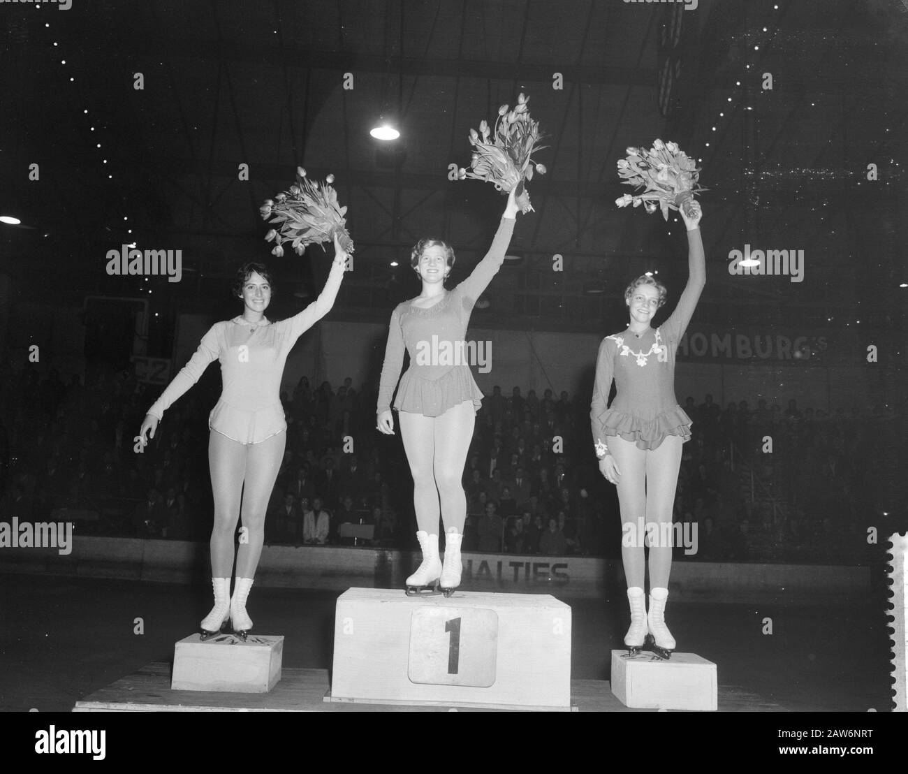 Campionati olandesi di pattinaggio Di Hoky Hague, v.l.n.r. Joan Haanappel (2nd), Sjoukje Dijkstra, Willy At Hoopen (3) Data: 14 Marzo 1960 Località: L'Aia, Olanda Del Sud Parole Chiave: Campionati, Kunstrijwedstrijden Nome Persona: Dijkstra, Sjoukje, Haan Apple, Joan, Hoky Foto Stock