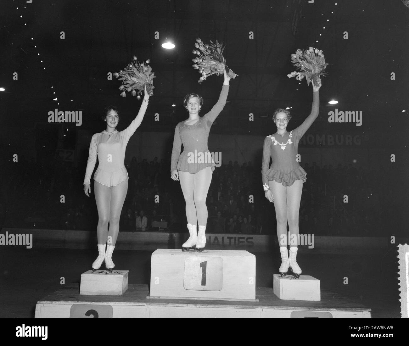 Campionati olandesi di pattinaggio Di Hoky Hague, v.l.n.r. Joan Haanappel (2nd), Sjoukje Dijkstra, Willy At Hoopen (3) Data: 14 Marzo 1960 Località: L'Aia, Olanda Del Sud Parole Chiave: Campionati, Kunstrijwedstrijden Nome Persona: Dijkstra, Sjoukje, Haan Apple, Joan, Hoky Foto Stock