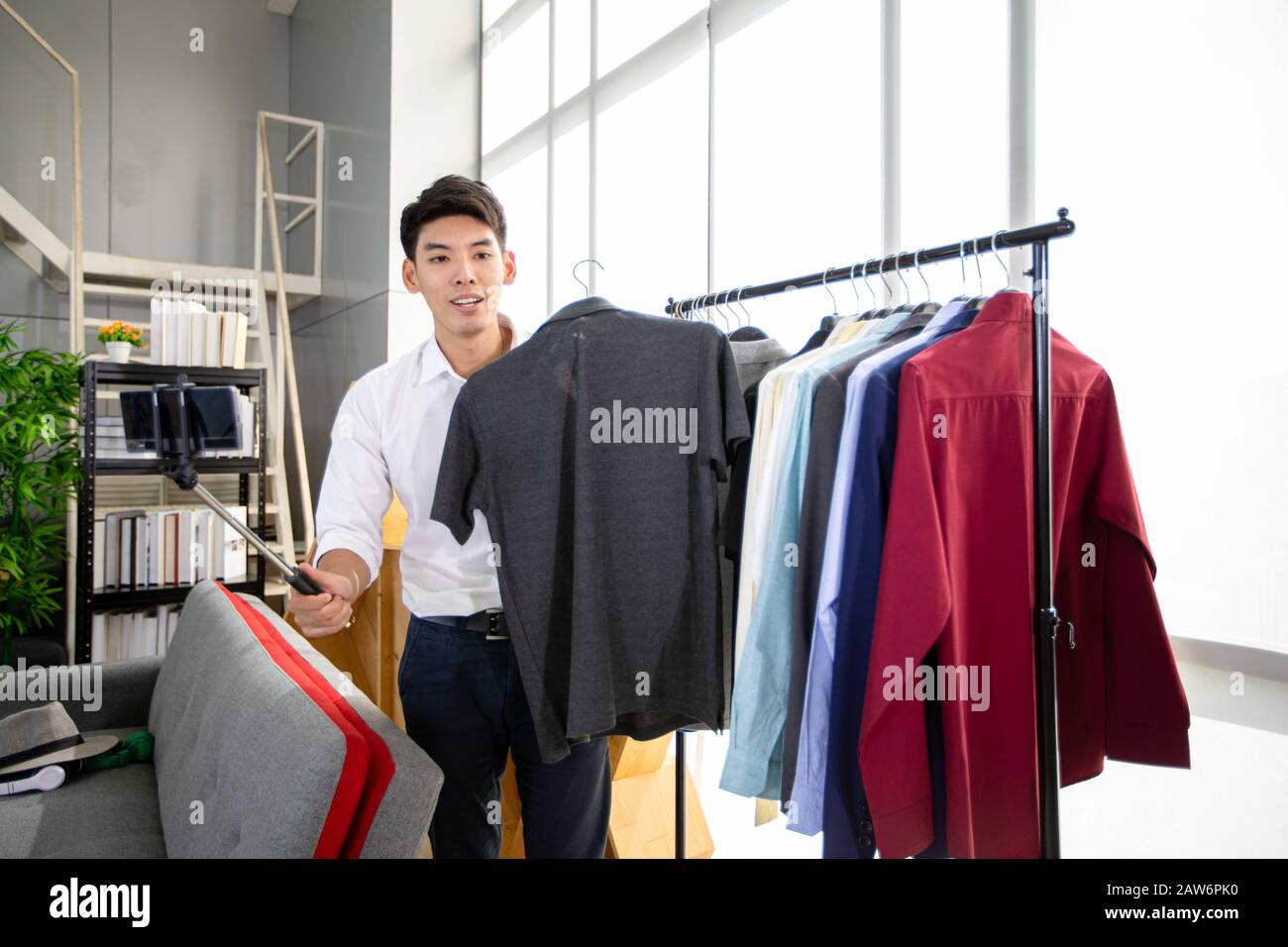 Asian man blogger che trasmette un video per vendere il prodotto online .Shopping online Concept Foto Stock