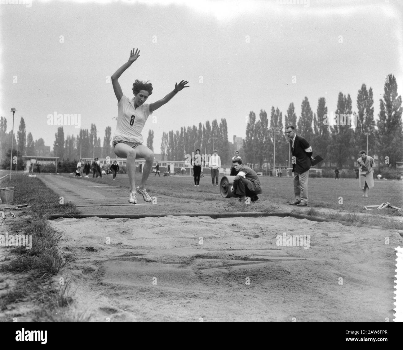 Gare di atletica nazionale in pista per saltare Amsterdam Scherzo Bijleveld in azione Data: 15 maggio 1960 Località: Amsterdam, Noord-Holland Parole Chiave: Skip, competizioni atletiche Persona Nome: Scherzo Bijleveld Istituto Nome: Cinder track Foto Stock