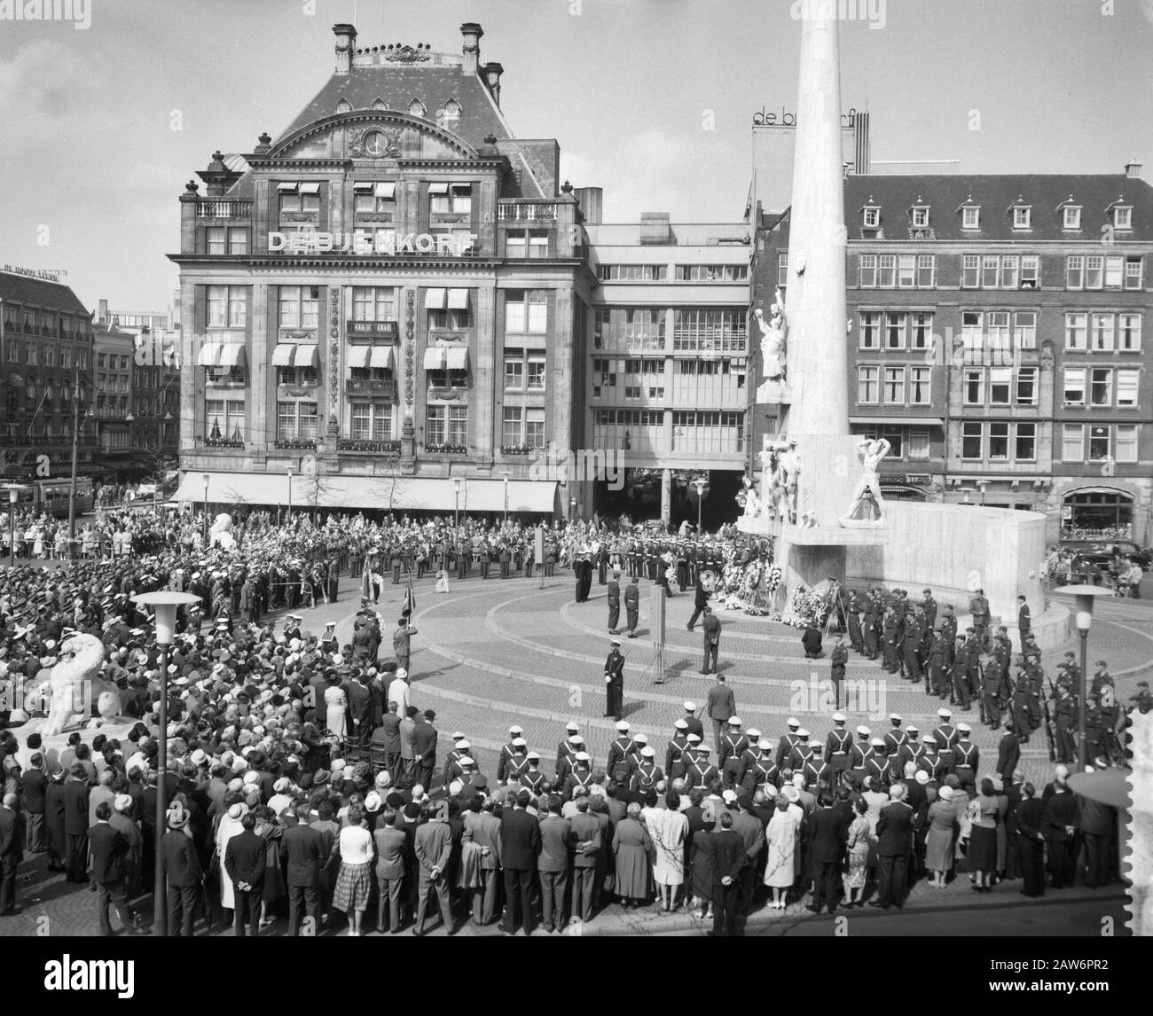 Commemorazione nazionale dei caduti di Naval, Army e Air Force, riassume la corona Data: 14 maggio 1960 Località: Amsterdam, Noord-Holland Parole Chiave: Memoriali, posa di wreaths Foto Stock