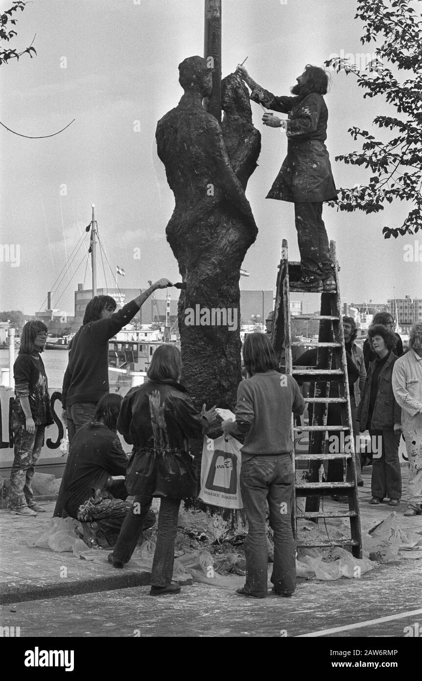 Lampione ad immagine creata da Slavomir Miletic, i.v.m. houseboat residents without power, on Prins Hendrikkade in Amsterdam Data: 10 ottobre 1975 Località: Amsterdam, Noord-Holland Parole Chiave: Statue, sculture Nome Persona: Miletic, Slavomir Foto Stock