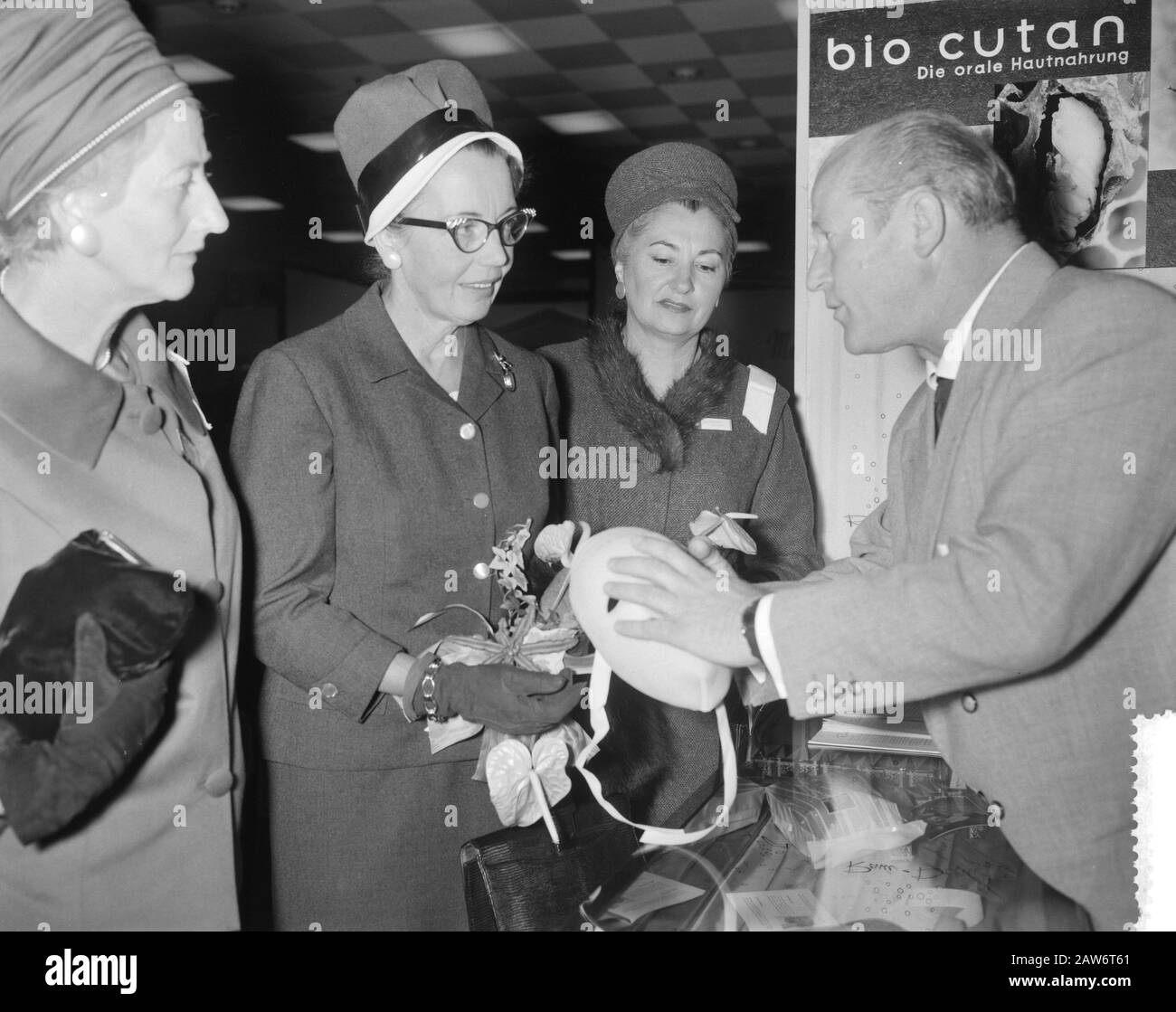 Apertura Conferenza internazionale di bellezza Sig.ra Van Hall durante la rongang Data: 6 settembre 1960 Parole Chiave: Conferenze, aperture, tour Foto Stock