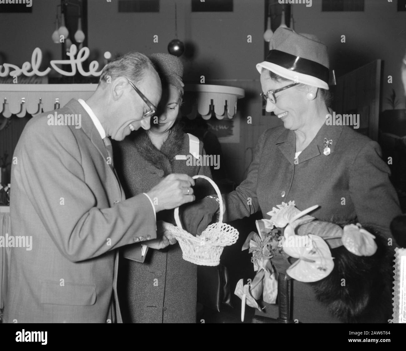 Apertura Conferenza internazionale di bellezza Sig.ra Van Hall durante la rongang Data: 6 settembre 1960 Parole Chiave: Conferenze, aperture, tour Foto Stock