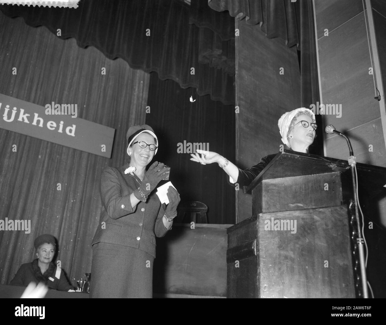 Apertura Conferenza internazionale di bellezza Sig.ra Van Hall durante la rongang Data: 6 settembre 1960 Parole Chiave: Conferenze, aperture, tour Foto Stock