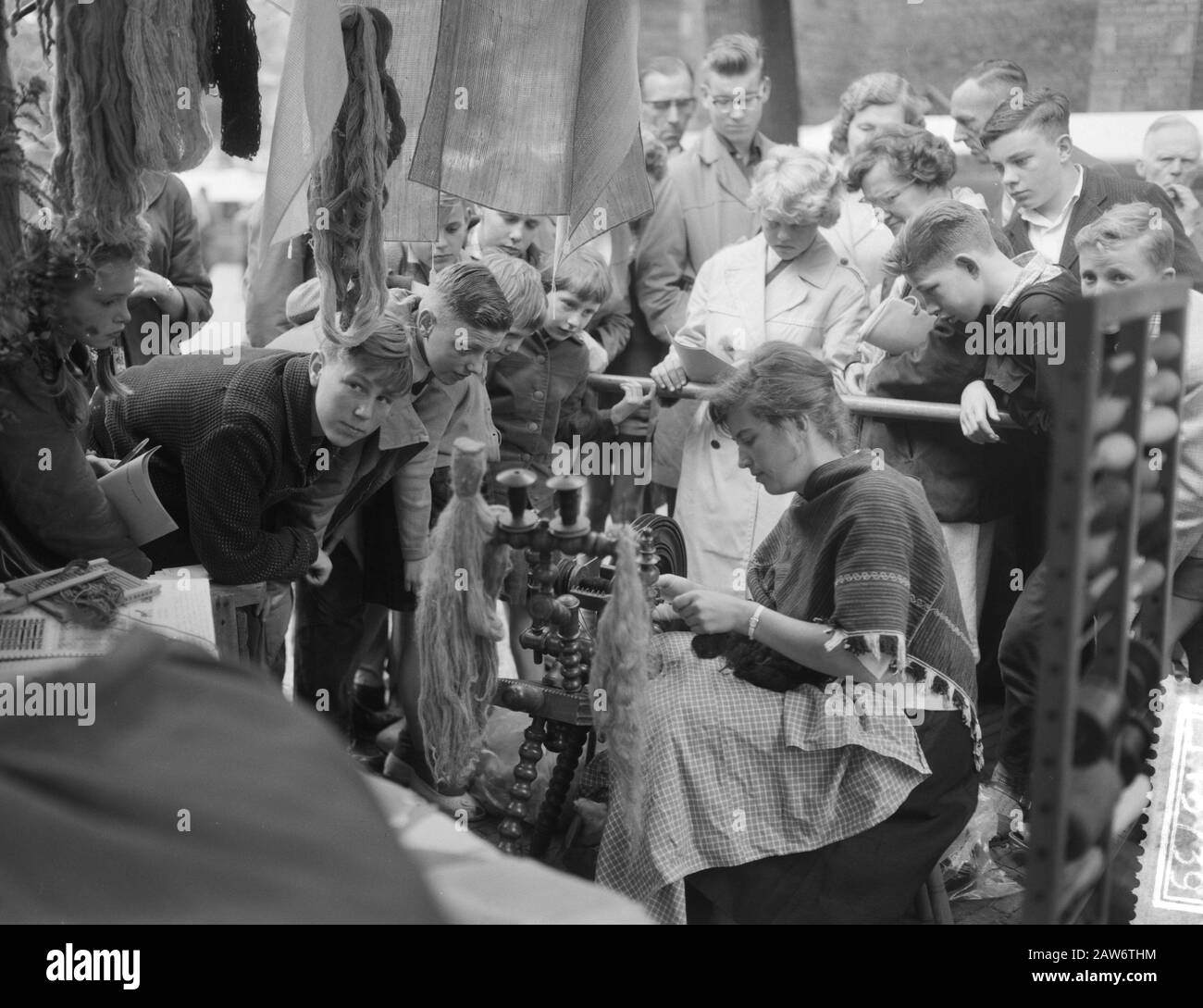 Art Manifestation for Janskerkhof Utrecht art Needle worker Helma Smit Behind the wheel Data: 7 settembre 1960 luogo: Utrecht Parole Chiave: Artisti Eventi, ruote rotanti Nome Persona: Helma Smit Foto Stock
