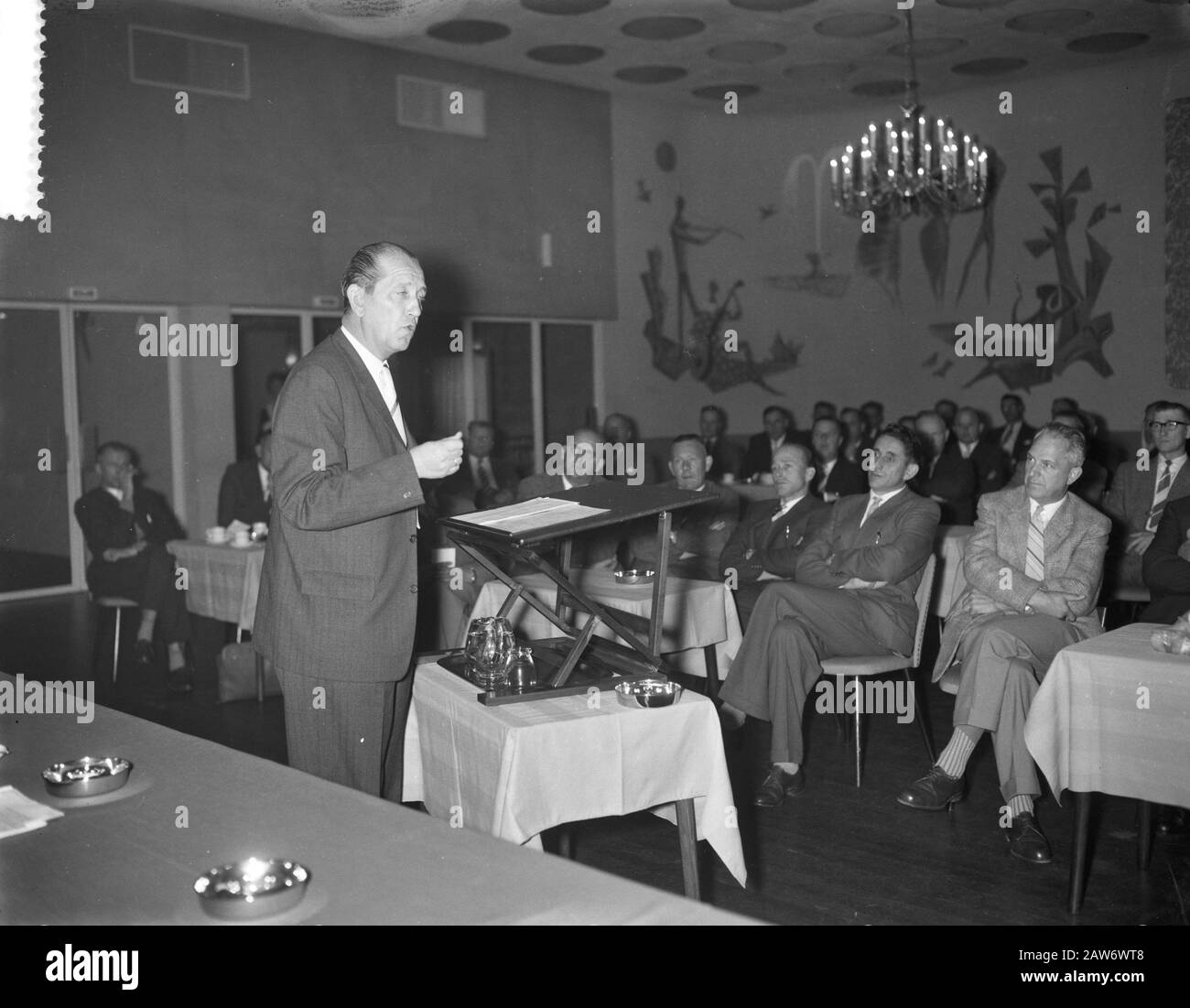 Incontro di protesta della polizia Nazionale di Utrecht, Sig. Sellenrath durante il suo discorso Data: 18 ottobre 1960 Località: Utrecht Parole Chiave: Incontri di protesta, discorsi Foto Stock