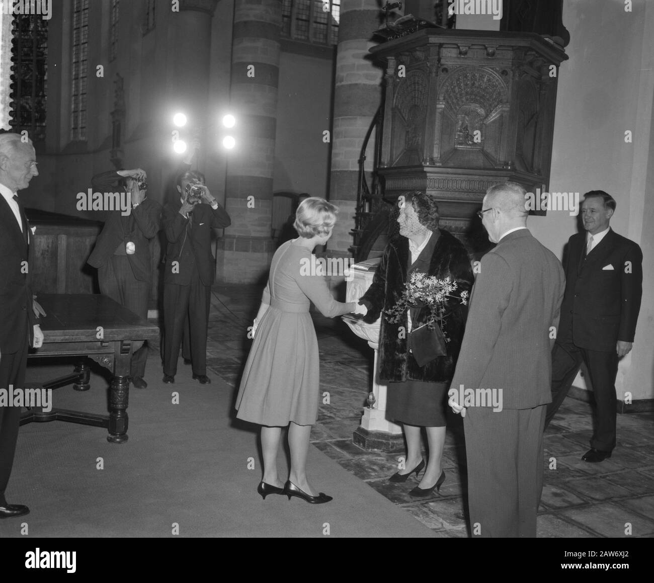 Trasferimento di Guglielmo il viale silenzioso per l'Oude Kerk a Delft Data: 25 novembre 1960 Località: Delft, Zuid-Holland Parole Chiave: Chiese Nome Persona: Juliana, regina : Behrens, Herbert / Anefo Copyright Titolare: Archivi nazionali Tipo Di Materiale: Negativo (bianco / nero) numero di inventario archivio: Vedi accesso 2.24.01.04 Foto Stock