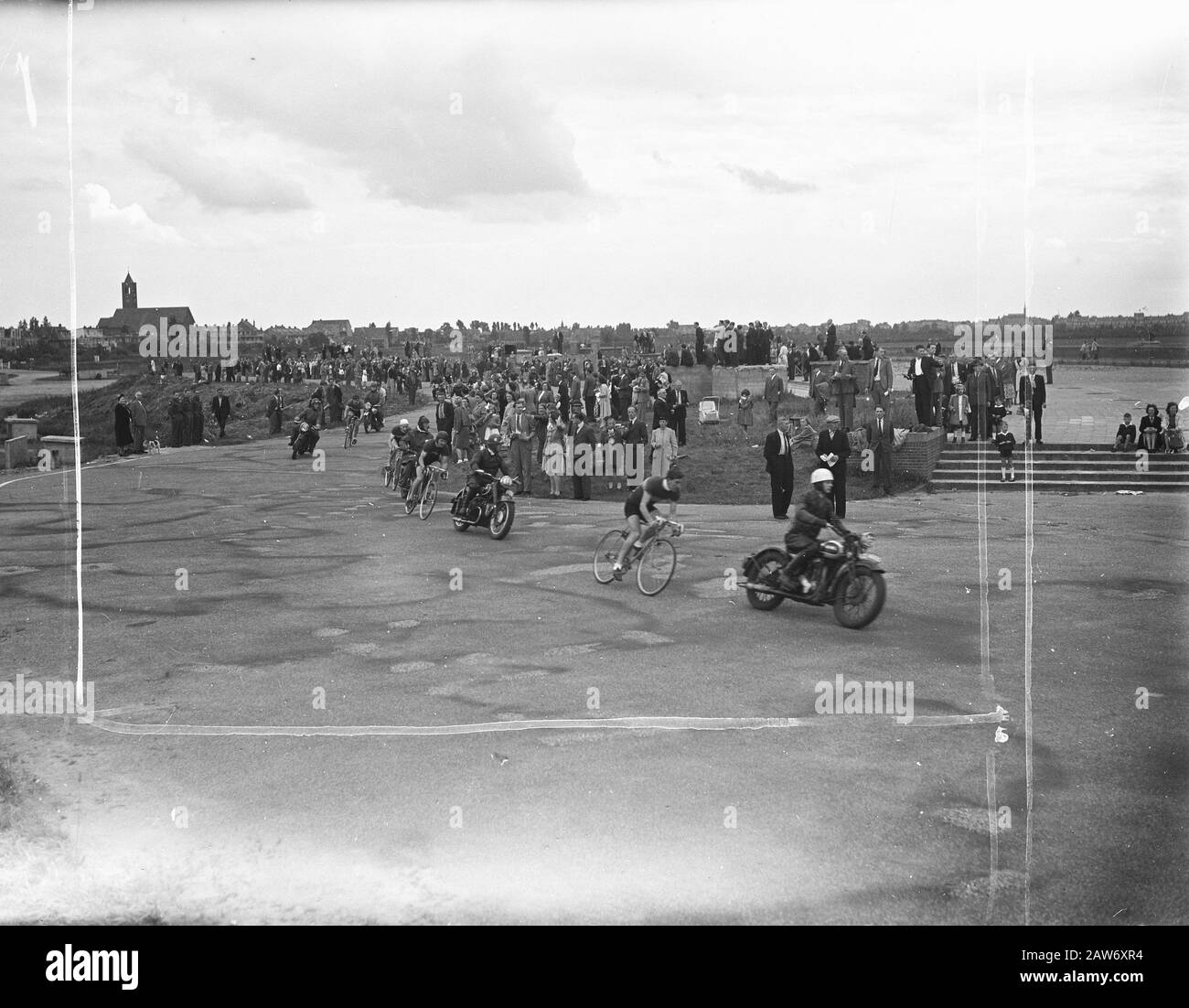 Motor Contest Bosch Course (master) Annotazione: Sembra una corsa in bicicletta dietro le motociclette Data: 1 settembre 1946 Parole Chiave: Biciclette, ciclismo Foto Stock