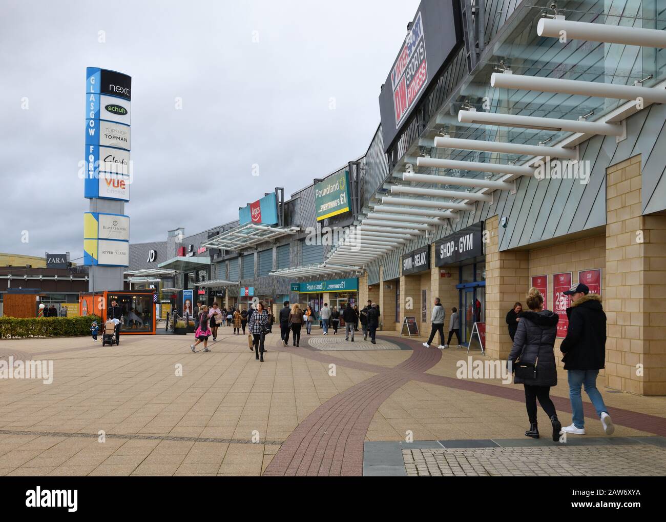 Negozi outlet presso il centro commerciale Fort Retail Park all'estremità est di Glasgow, Scozia, Regno Unito Foto Stock