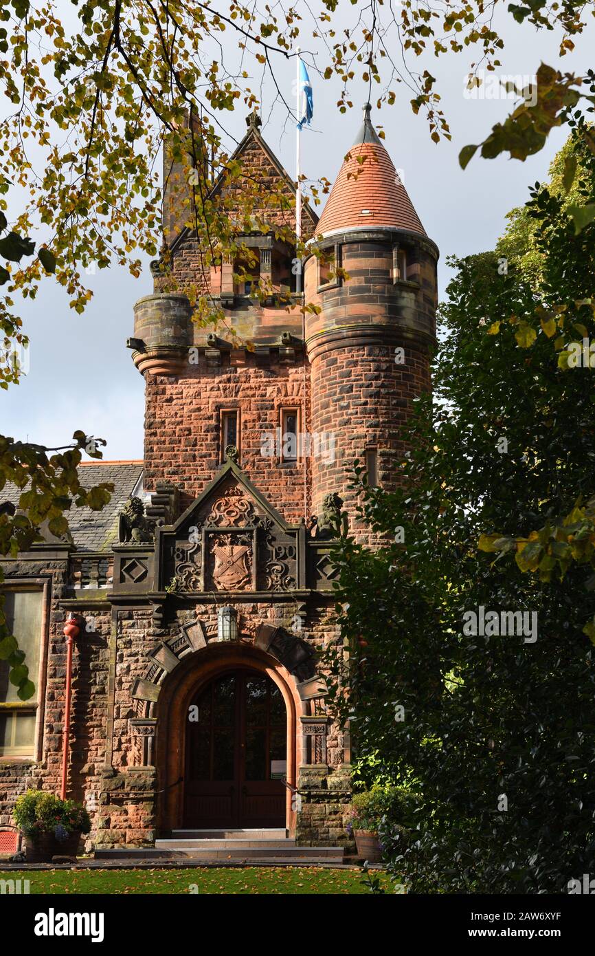 Pollokshields Burgh Hall è una sala in stile rinascimentale scozzese del 17th Secolo costruita con arenaria rossa scura in Maxwell Park, Glasgow, Scozia, Regno Unito Foto Stock