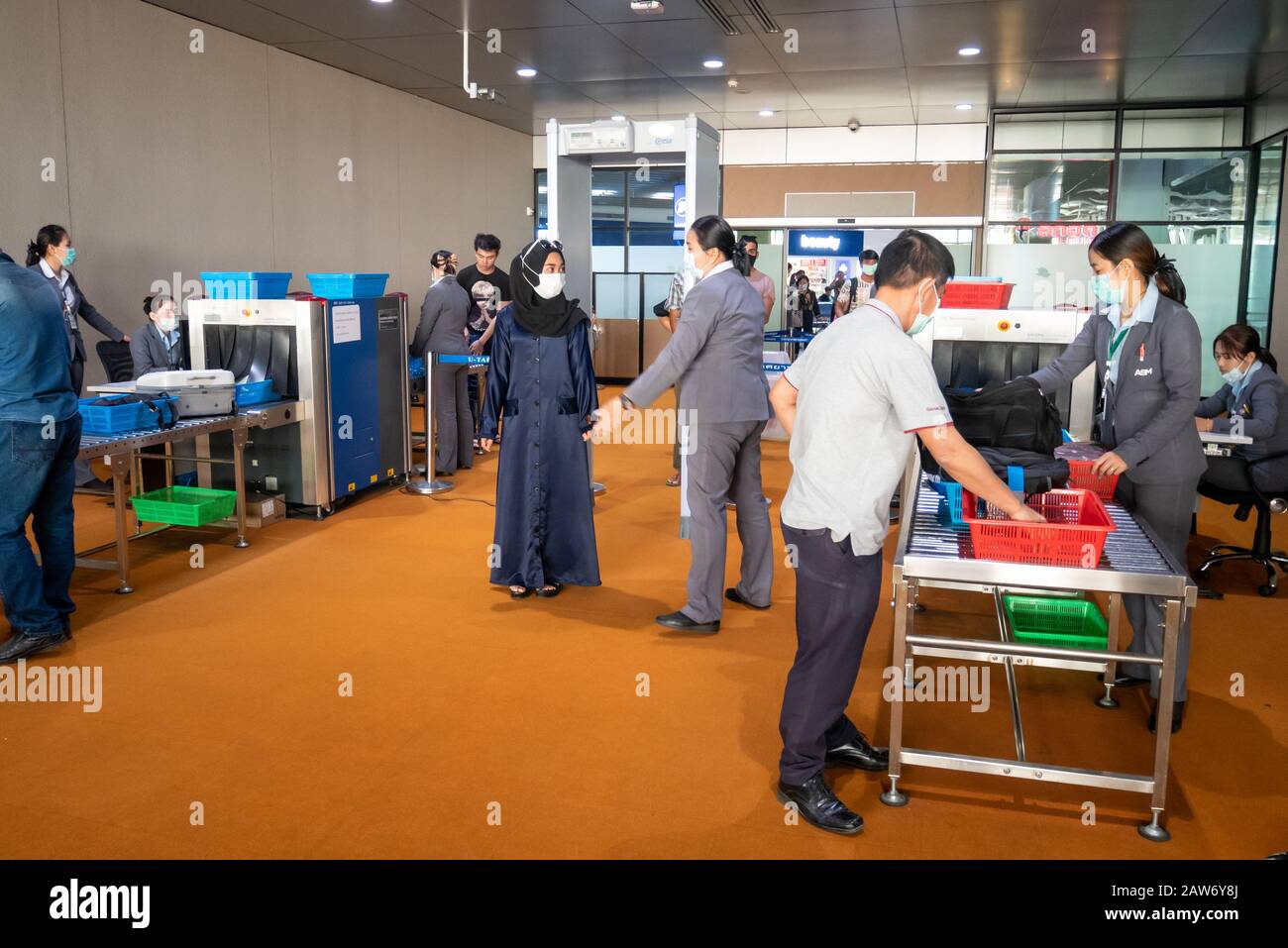 Pattaya, THAILANDIA - 1 FEBBRAIO 2020: Maschera turistica e di usura del personale per impedire durante il viaggio al terminal dell'Aeroporto Internazionale di U-Tapao per proteggere da Foto Stock