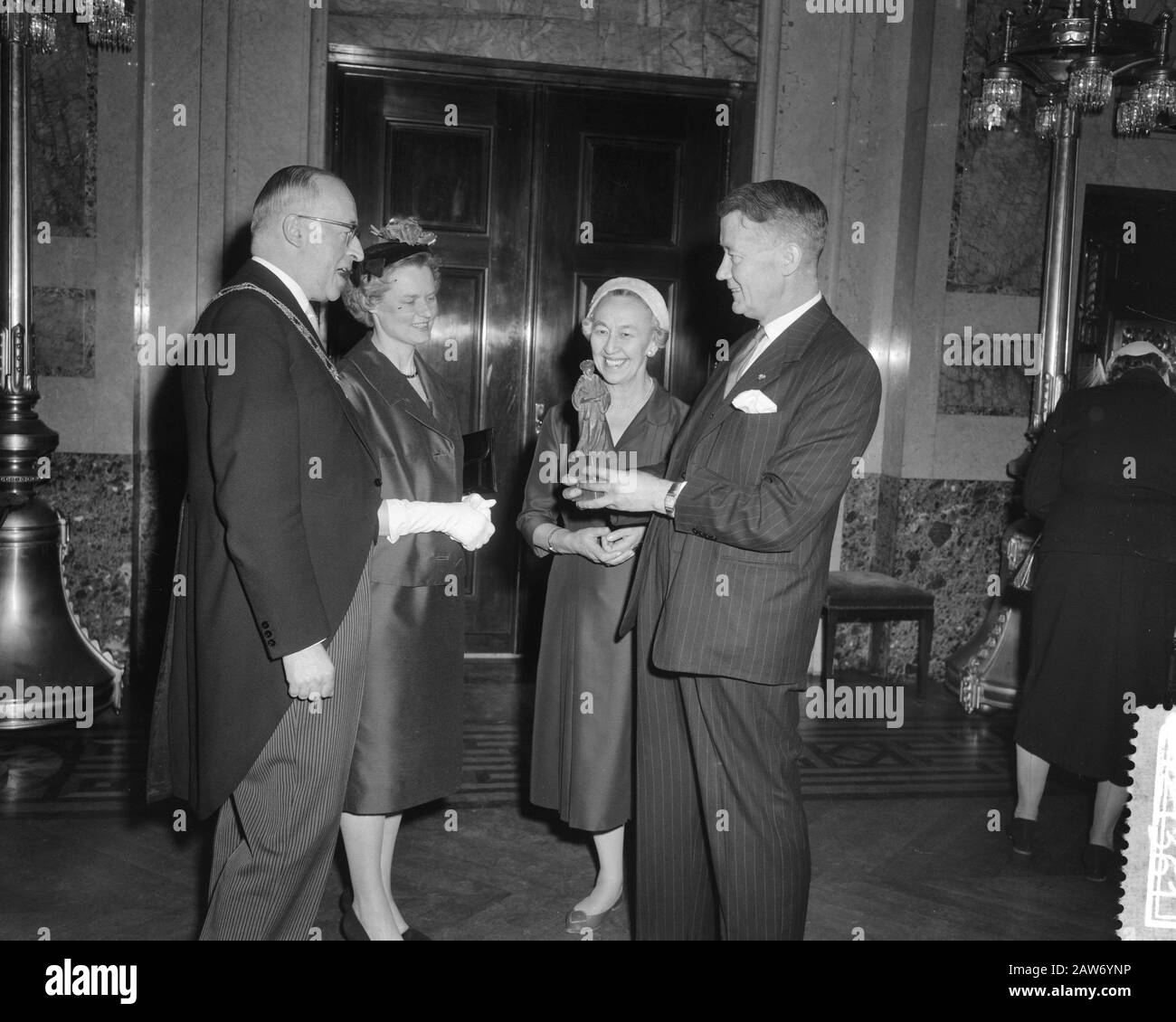 Partenza K. Bumstead, Consolato Generale d'Inghilterra ad Amsterdam, n. Sindaco Sig. GE van Walsum, Sig.ra Bumstead,. Data: 24 febbraio 1961 luogo: Amsterdam, Gran Bretagna Parole Chiave: Sindaci, ricevimenti, lasciare Nome Persona: K. Bumstead, Walsum, Gerard Foto Stock Partenza K. Bumstead, Consolato Generale d'Inghilterra ad Amsterdam, n. Sindaco Sig. GE van Walsum, Sig.ra Bumstead,. Data: 24 febbraio 1961 luogo: Amsterdam, Gran Bretagna Parole Chiave: Sindaci, ricevimenti, lasciare Nome Persona: K. Bumstead, Walsum, Gerard Foto Stock
