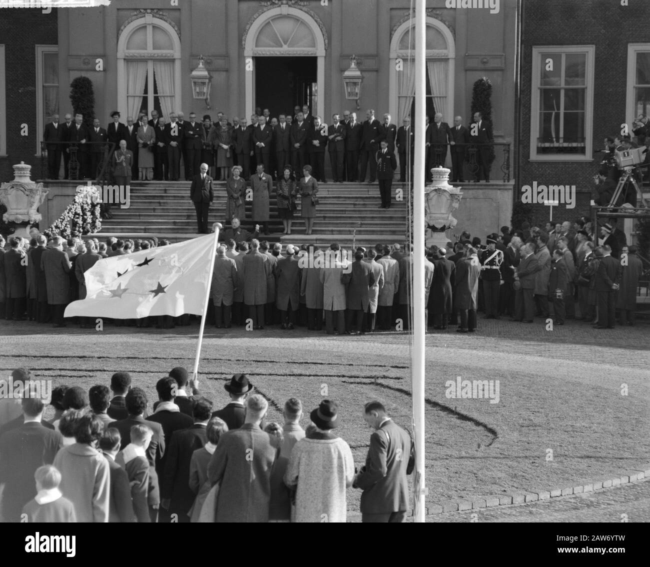 Manifestazione associata con 12.5 giubileo Di sua Maestà Regina Juliana Panoramica della folla migratrice Annotazione: Luogo: Huis ten Bosch Palace Data: 6 marzo 1961 Località: L'Aia Parole Chiave: Parate Foto Stock