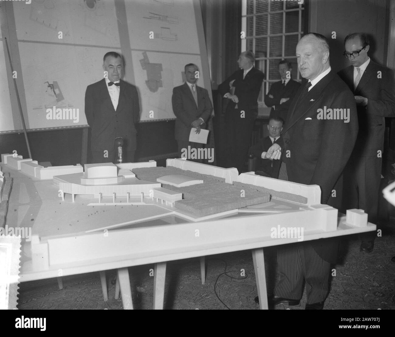 Modello del nuovo teatro d'opera di Amsterdam. Architetto di sinistra ir mugwort, Alderman De Roos di destra. Data: 5 Aprile 1961 Luogo: Amsterdam, Noord-Holland Parole Chiave: Maquettes, Teatri D'Opera Nome Persona: Mugwort, Bernard, Rose, Ab Foto Stock