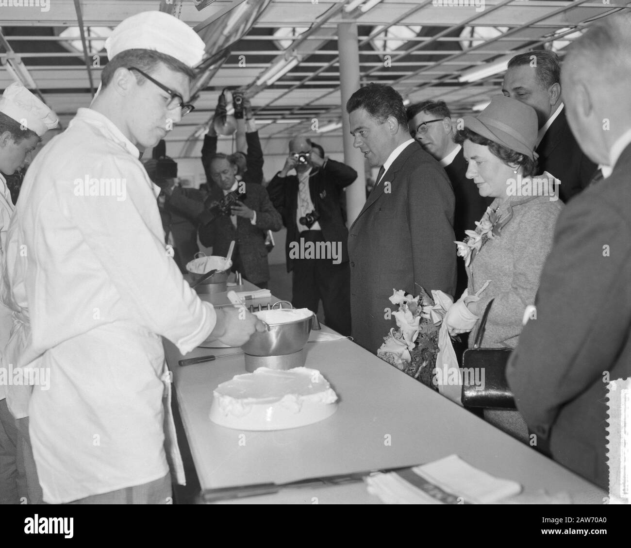 Apertura della 5th mostra internazionale del Ministro dello zucchero Marijnen. Ministro Marijnen durante il tour Data: 11 aprile 1961 Parole Chiave: Aperture, tour, mostre Persona Nome: Marijnen, Victor Foto Stock