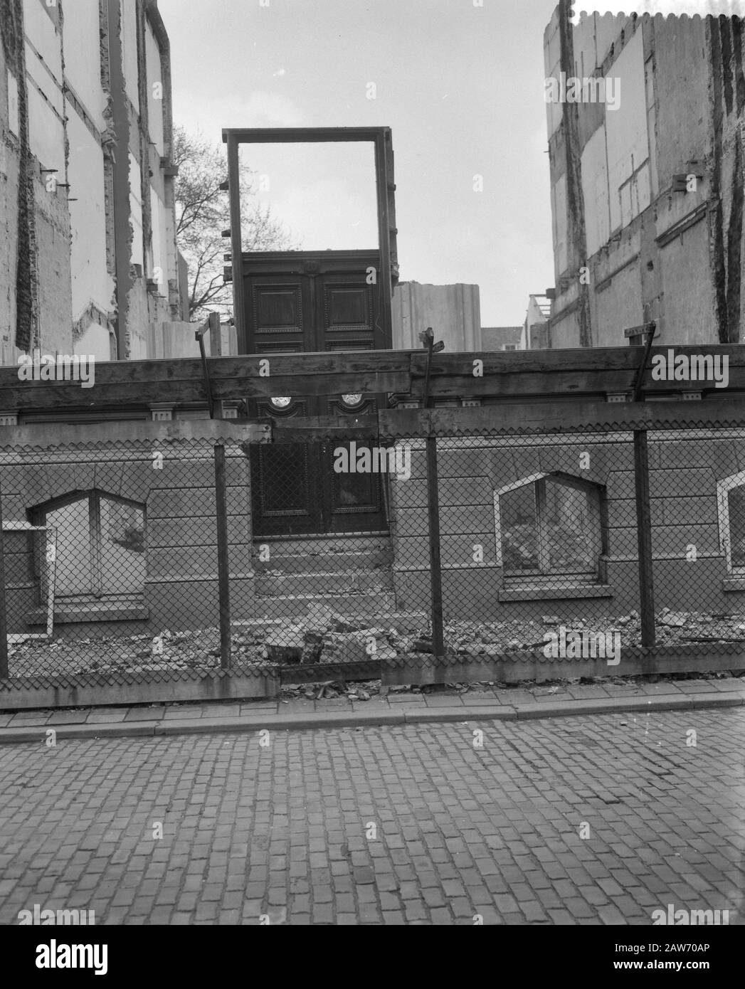 Non home for demolition home to Eendrachtsweg Rotterdam Data: 17 aprile 1961 Località: Rotterdam, South Holland Parole Chiave: Demolizione, case Foto Stock