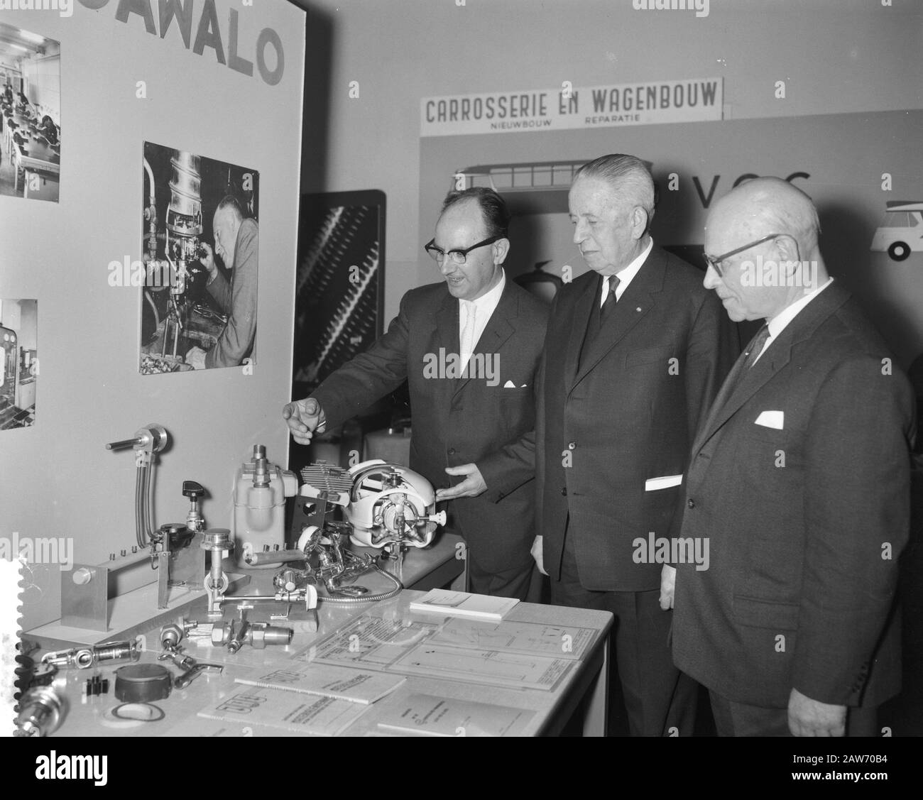 Apertura di una mostra sulla formazione professionale nelle imprese. Links A. S. Fall, a destra mr. Willemsen Data: 11 aprile 1961 Parole Chiave: Business, aperture, mostre Persona Nome: A. S. Autunno, signor. Willemsen Foto Stock