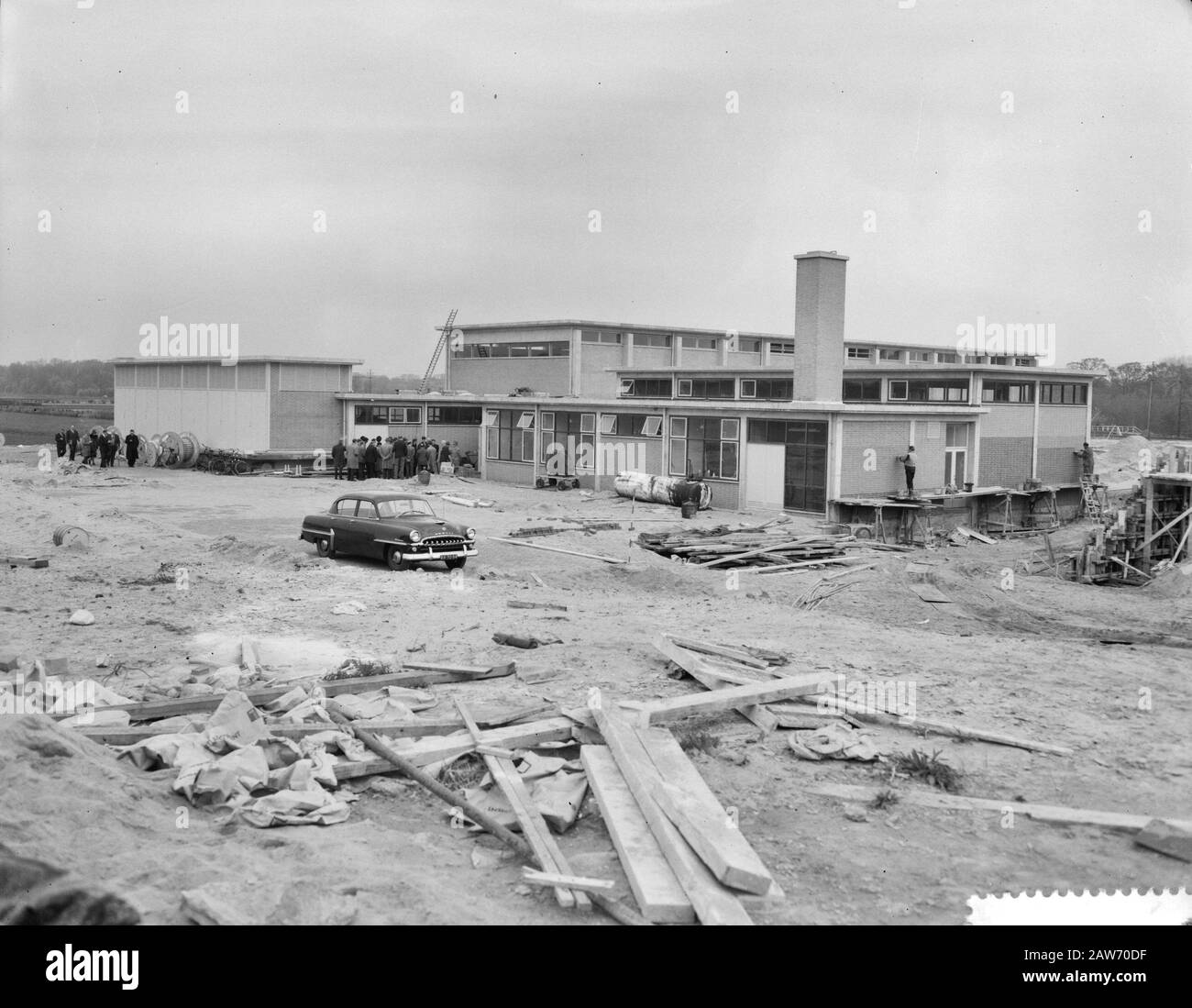Press Tour delle dune lungo la posizione del giardino d'acqua in Av.. Waterl. Panoramica della stazione di alimentazione Elettrica diesel esterna. Leiduin Data: 20 Aprile 1961 Parole Chiave: Esterno, Grafici Foto Stock
