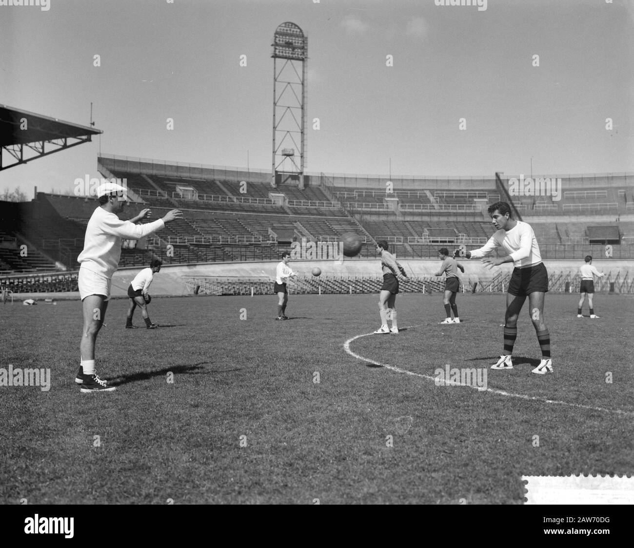 Allenamento del calcio messicano nello Stadio Olimpico [calciatori messicani lanciano palle sopra] Annotazione: Left might Mexican Trainer Ignacio Trelles Data: 18 aprile 1961 Località: Amsterdam Parole Chiave: Stadi sportivi, calcio, calcio, calcio Foto Stock