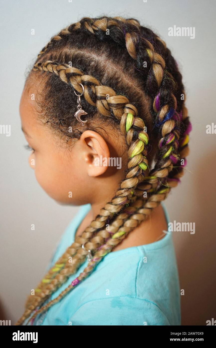 Boxe trecce su capelli africani, una bambina con trecce alla moda, cornrows  Foto stock - Alamy