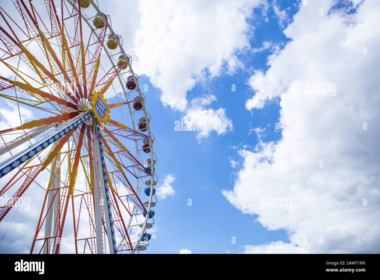 Giro in giostra a catena in un parco divertimenti carnivali o funfair, Monaco, tedesco Foto Stock