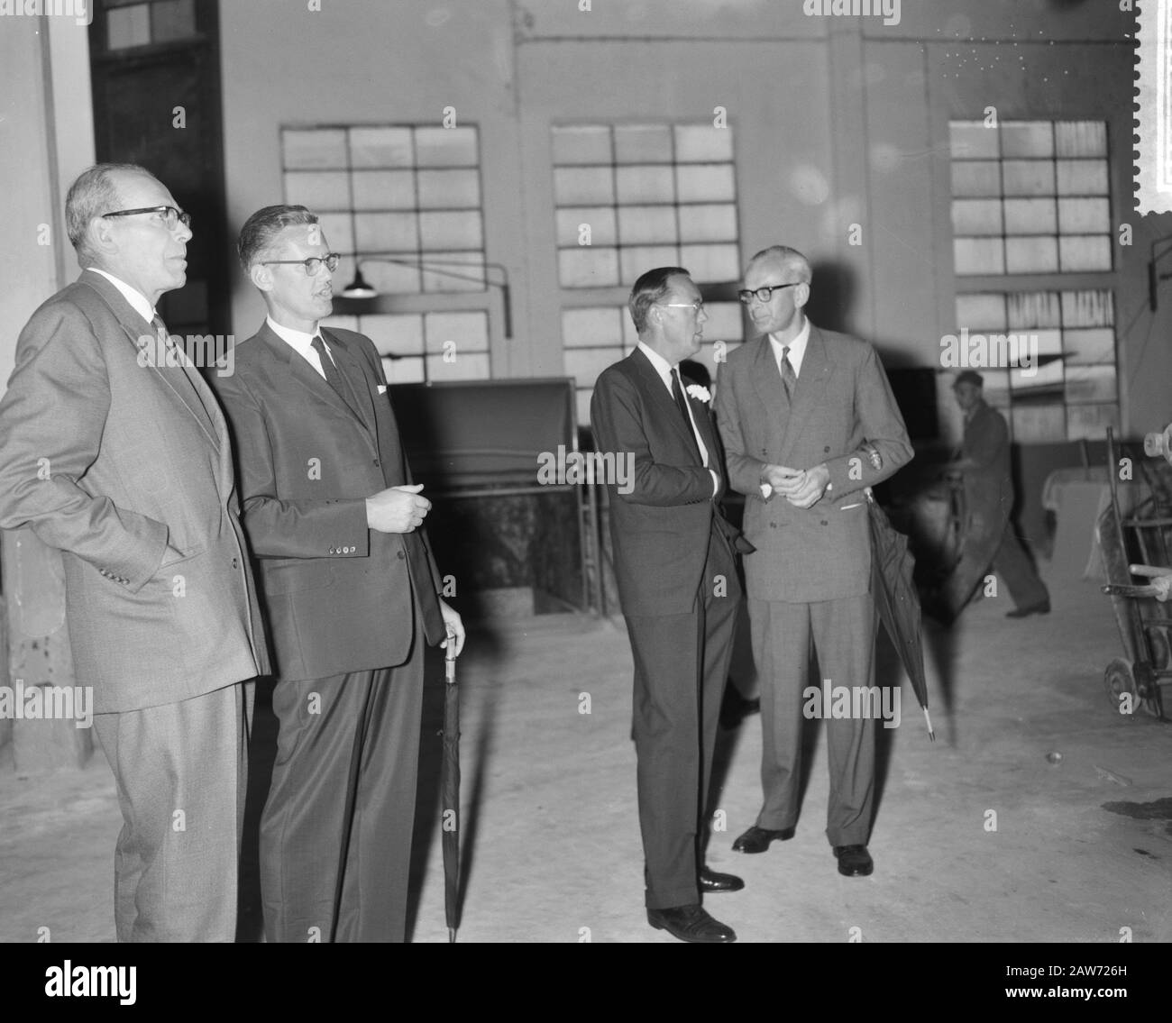 Il Principe Bernhard Visitò La Carta Di Berghuizer. Tour della fabbrica Data: 14 settembre 1961 Parole Chiave: Fabbriche, tour Persona Nome: Bernhard, principe Foto Stock