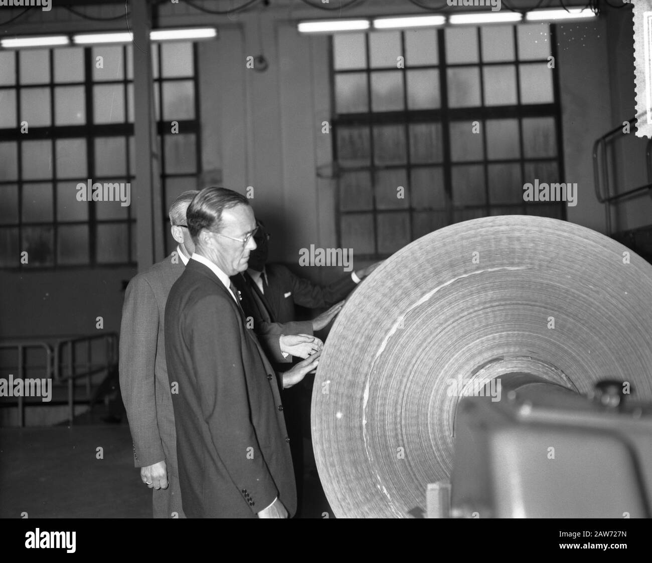 Il Principe Bernhard Visitò La Carta Di Berghuizer. Tour della fabbrica Data: 14 settembre 1961 Parole Chiave: Fabbriche, tour Persona Nome: Bernhard, principe Foto Stock