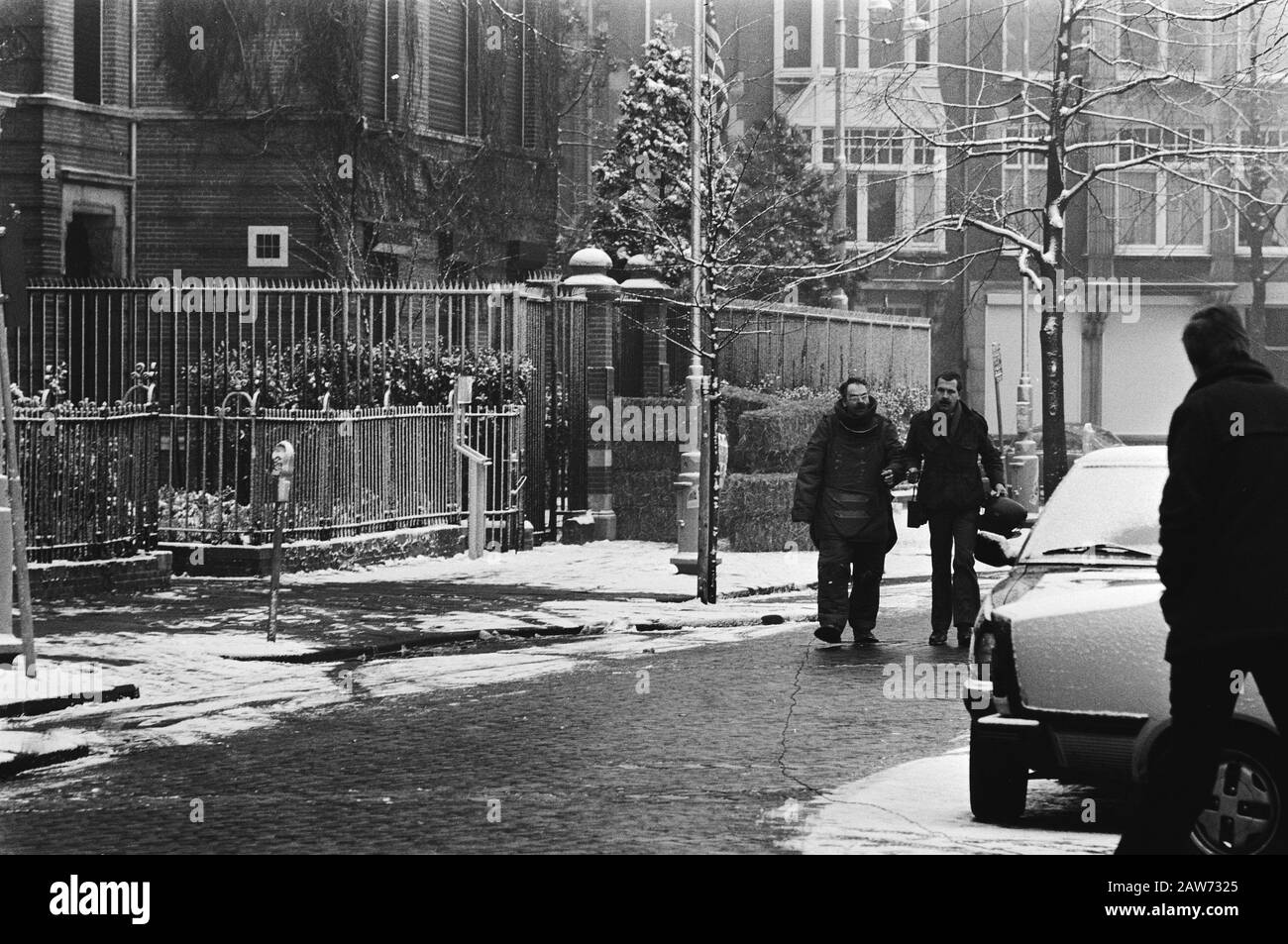 Allarme bomba presso il consolato degli Stati Uniti ad Amsterdam membri della EOD in per la protezione prevista balle di paglia Data: 10 febbraio 1983 luogo: Amsterdam, Noord-Holland Parole Chiave: Zizzania bomba Foto Stock