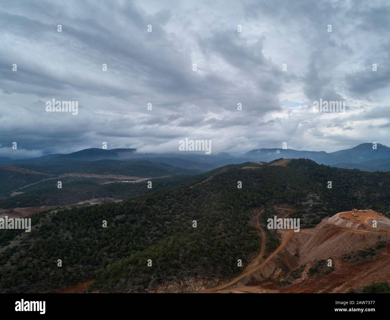 Pioggia pesante nuvole sopra valle e strade sterrate. Vista aerea. Foto Stock