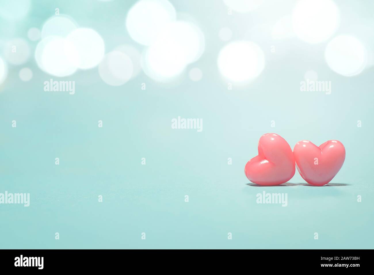 Il Cuore rosa forma su astratto luce glitter sfondo nel concetto di amore per San Valentino giorno con dolce e romantico momento Foto Stock