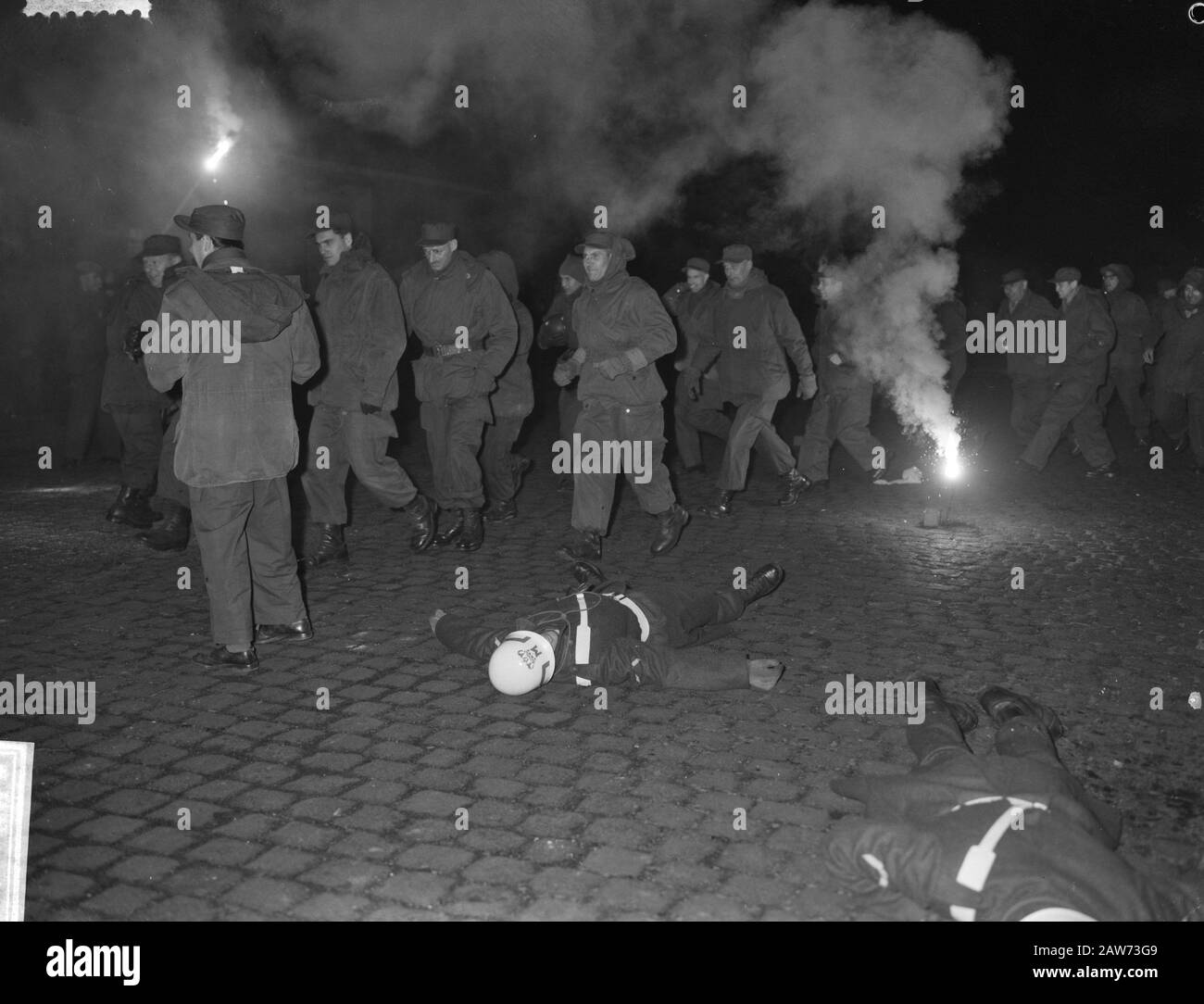 Esercitazione militare Passeggiata Attraverso il team NTS. Prigioniero di guerra fuga Data: 7 novembre 1961 Parole Chiave: Prigioniero DI GUERRA, esercizi militari Istituto Nome: Nts Foto Stock