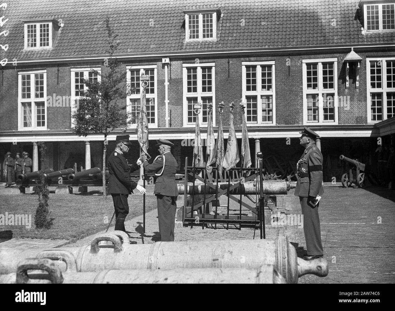 Sede del Museo dell'Esercito Olandese a Lelden sei striscioni degli ex reggimenti 13. 14, 17, 48, 21 e 22 RX trasferito al museo Data : 26 agosto 1947 Località: Leiden Parole Chiave: Militare, musei, striscioni Foto Stock