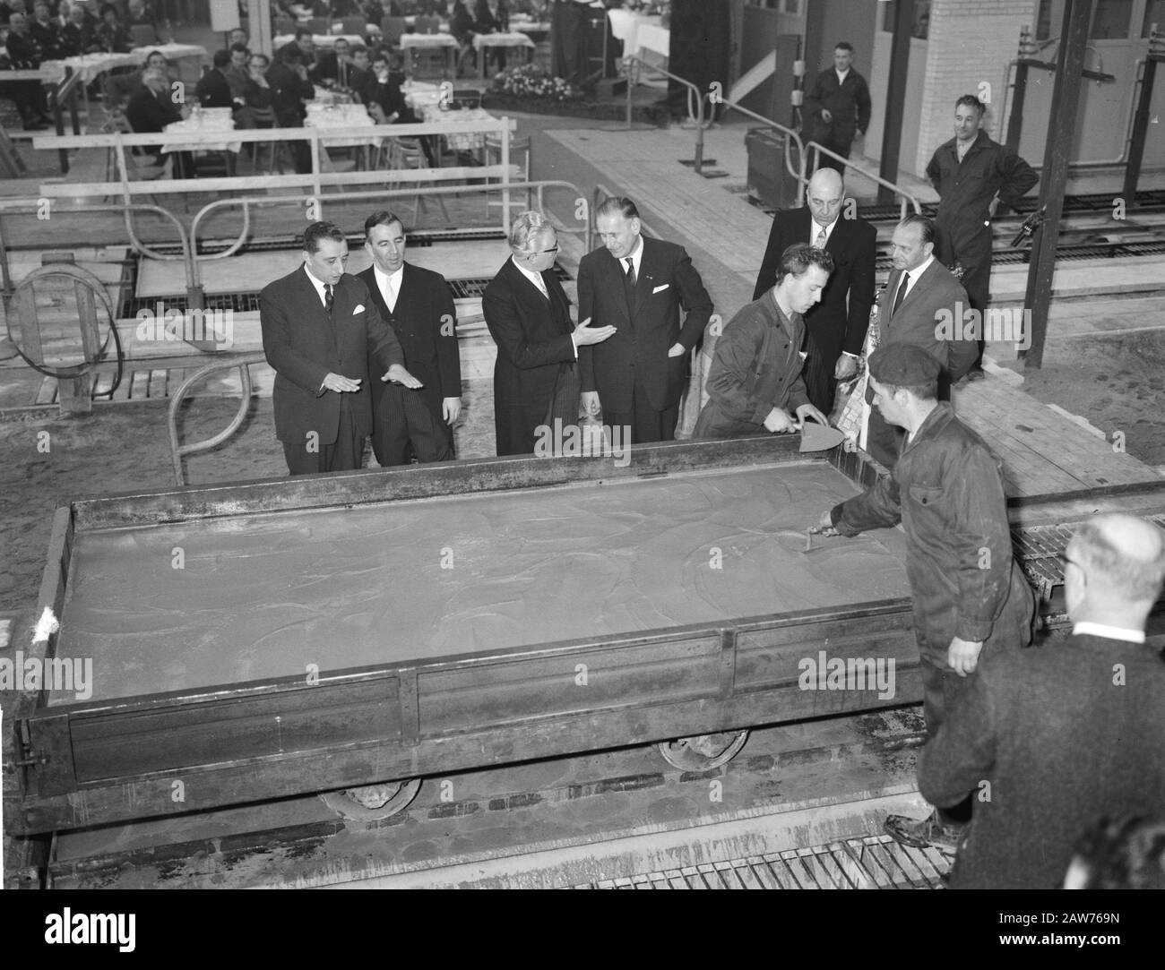 Il Ministro Van Aartsen apre la nuova fabbrica Hemweg. Van Aartsen guarda come il cemento è levigato. Data: 15 gennaio 1962 Parole Chiave: Cemento, fabbriche, porti Foto Stock