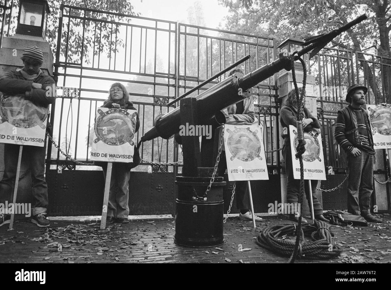 Membri della manifestazione Green Peace, incatenati alla porta dell'ambasciata giapponese, ​​against caccia alle balene. In primo piano un arpoon Data: 2 novembre 1982 Parole Chiave: Ambasciata, ​​protesters, dimostrazioni, arpooni, recinzioni, catene, cartelloni, caccia Foto Stock