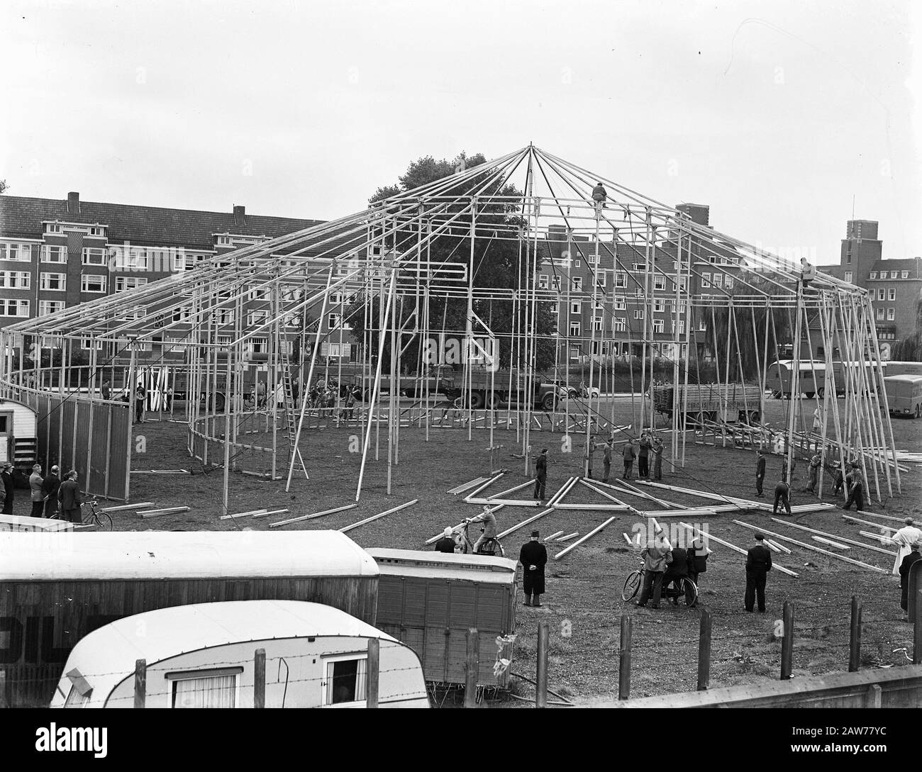 Tenda Da Costruzione Circus Mikkenie. Missione Jansens E Azienda. Data: 29 settembre 1948 Parole Chiave: Costruzione, tende circensi Persona Nome: Mikkenie Foto Stock