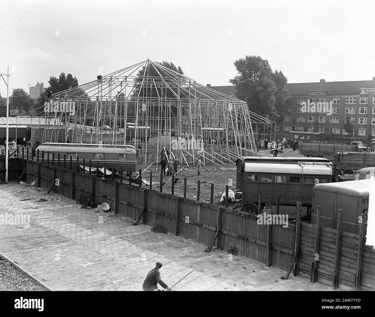 Tenda Da Costruzione Circus Mikkenie. Missione Jansens E Azienda. Data: 29 settembre 1948 Parole Chiave: Costruzione, tende circensi Persona Nome: Mikkenie Foto Stock