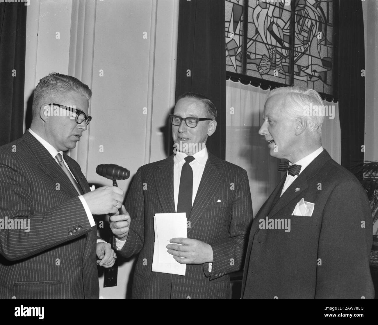 Lei trasferirà la presidenza del parere esecutivo sulla scelta di un architetto da parte del sig. J. d'Ailly (sindaco di Amsterdam) a D. Rijnders (sindaco Più Recente Amstel) Data. : 20 febbraio 1962 Parole Chiave: Architettura, sindaci, comitati, presidenti Persona Nome: Ailly, J. d 'Rijnders, D. Foto Stock