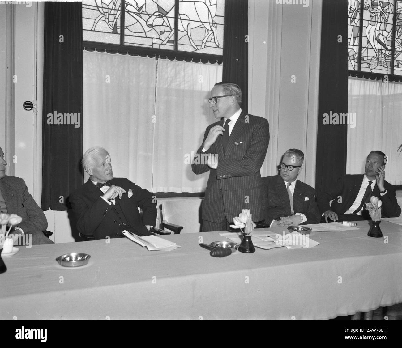 Lei trasferirà la presidenza del parere esecutivo sulla scelta di un architetto da parte del sig. J. d'Ailly (sindaco di Amsterdam) a D. Rijnders (sindaco Più Recente Amstel) Data. : 20 febbraio 1962 Parole Chiave: Architettura, sindaci, comitati, presidenti Persona Nome: Ailly, J. d 'Rijnders, D. Foto Stock