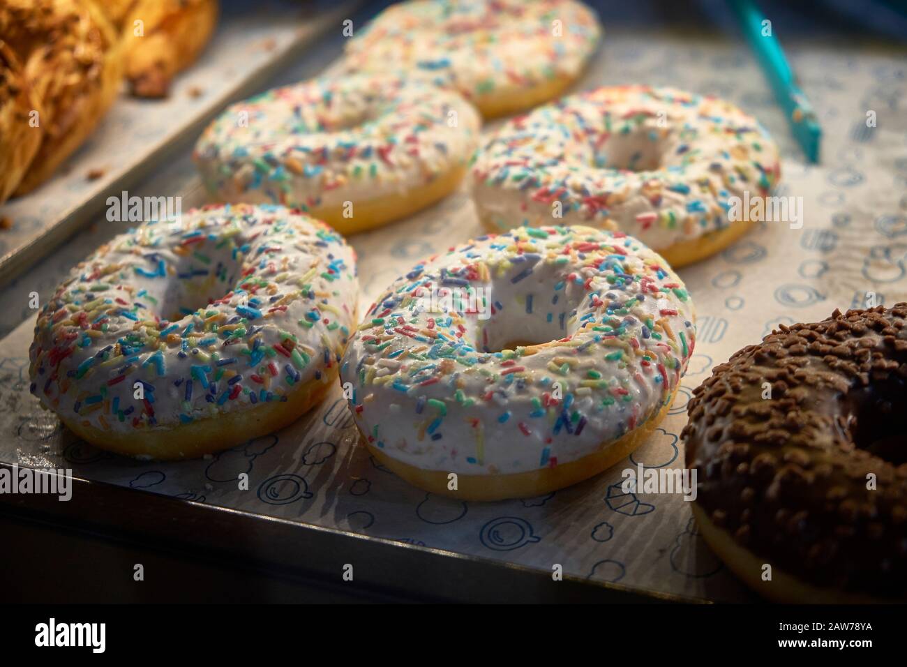 Ciambelle multicolore sul banco del caffè. Foto Stock