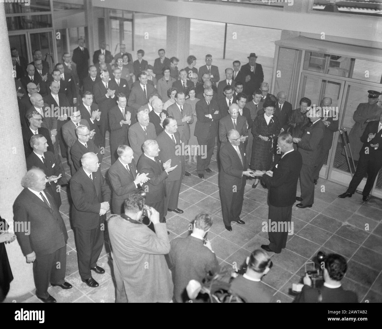 Apertura ufficiale da MR. Fair amministrazione edificio Milius Data: 8 marzo 1962 Parole Chiave: Anno BORSE DI STUDIO, Aperture Foto Stock