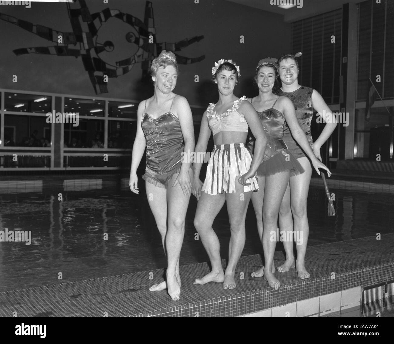 Campionato Nazionale di arte nuoto Ria Huistede Nienke a Reed F. Eigenberg H. Beam Eden M. Sibeyn e J. Smit Data: 25 marzo 1962 Parole Chiave: Campionati, NUOTO ARTISTICO Nome Persona: F. privato Berg, H. Beam Eden, M. Sibeyn, Reed, Nienke troppo Foto Stock