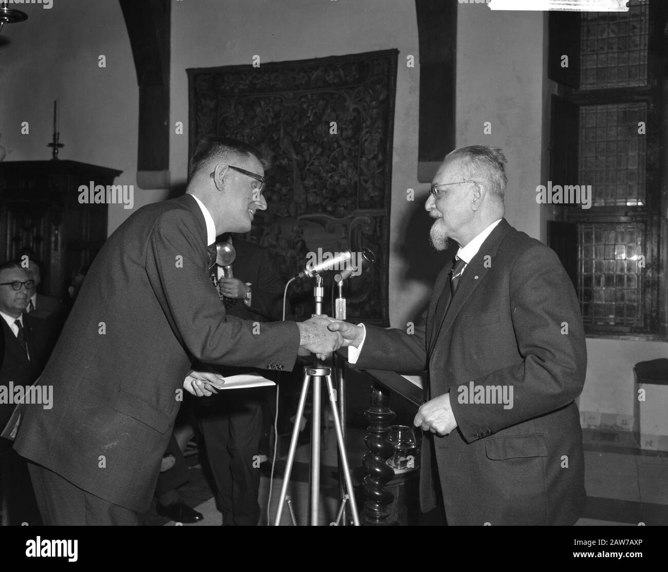Premio Per Critica Letteraria Kees Fens Dr. F.k.h. Kossmann E Kees Fens Data: 4 Aprile 1962 Nome Persona: Dr. F.k.h. Kossmann Foto Stock