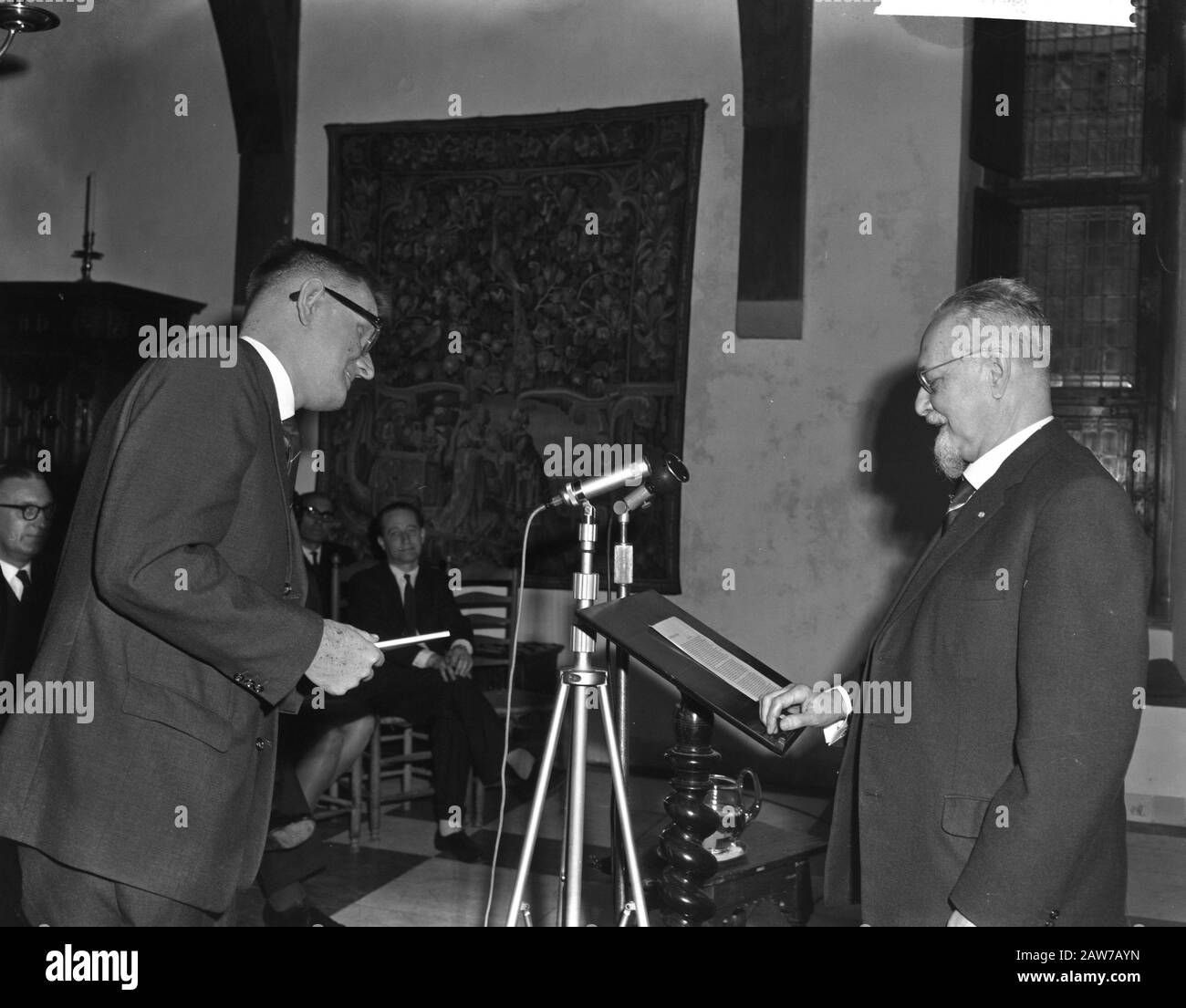 Premio Per Critica Letteraria Kees Fens Dr. F.k.h. Kossmann E Kees Fens Data: 4 Aprile 1962 Nome Persona: Dr. F.k.h. Kossmann Foto Stock