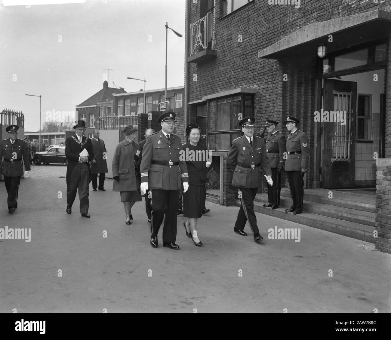 Queen Juliana visita la polizia comunale di Rotterdam Data: 10 aprile 1962 Località: Rotterdam, South Holland Parole Chiave: Queens, cops Nome Persona: Juliana (queen Olanda) Foto Stock
