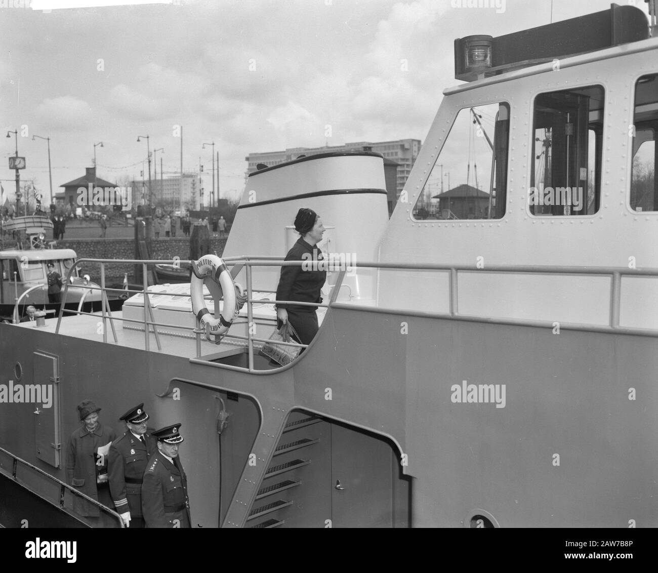 Queen Juliana visita la polizia comunale di Rotterdam Data: 10 aprile 1962 Località: Rotterdam, Sud Olanda Parole Chiave: Queens, poliziotti, navi Nome Persona: Juliana (queen Olanda) Foto Stock