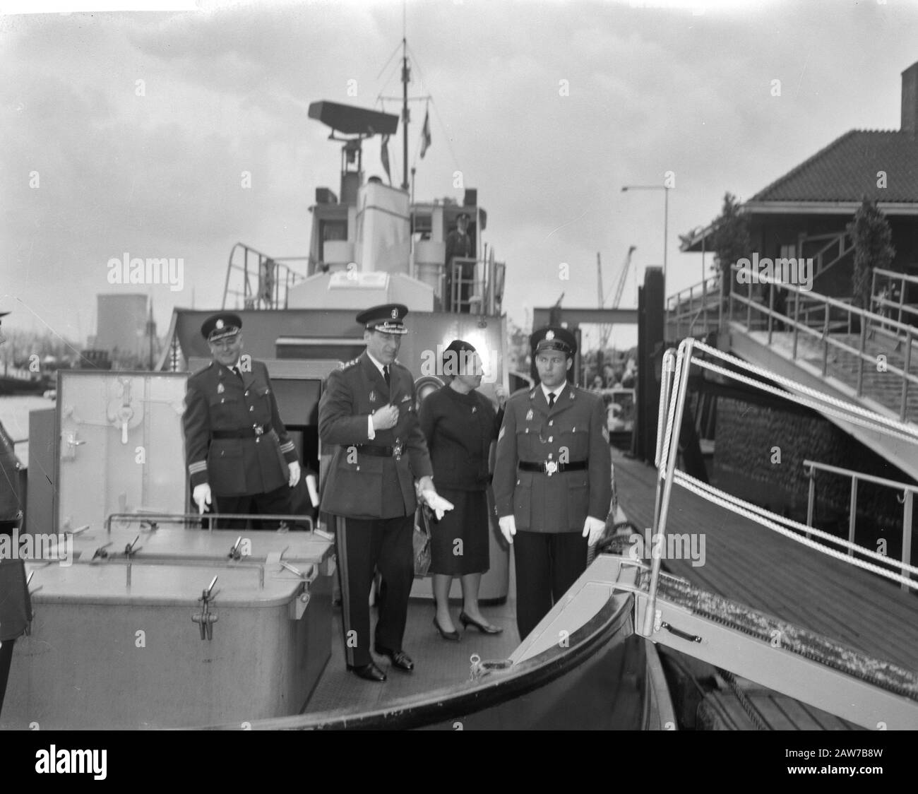 Queen Juliana visita la polizia comunale di Rotterdam Data: 10 aprile 1962 Località: Rotterdam, Sud Olanda Parole Chiave: Queens, poliziotti, navi Nome Persona: Juliana (queen Olanda) Foto Stock