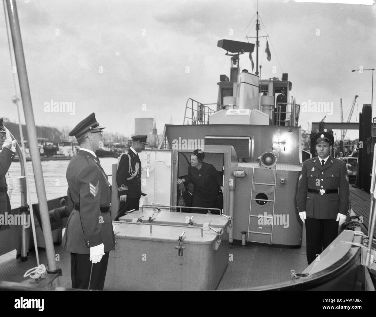 Queen Juliana visita la polizia comunale di Rotterdam Data: 10 aprile 1962 Località: Rotterdam, Sud Olanda Parole Chiave: Polizia, navi Foto Stock
