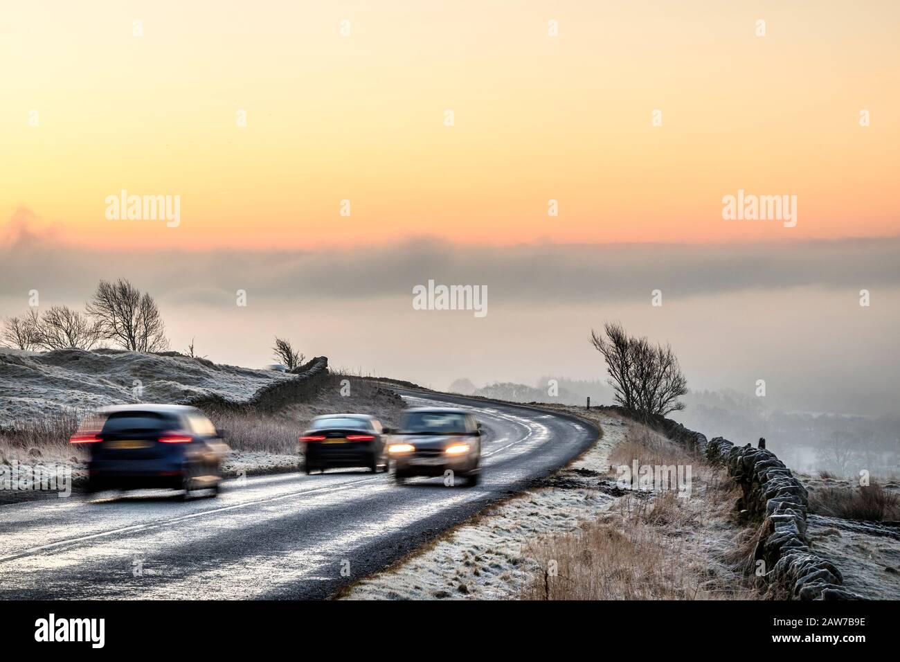 Teesdale, County Durham, Regno Unito. 7th febbraio 2020. Meteo Regno Unito. Era un inizio freddo e nebbioso alla giornata con ghiaccio su strade non trattate a Teesdale, County Durham, Inghilterra del Nord. Credit: David Forster/Alamy Live News Foto Stock